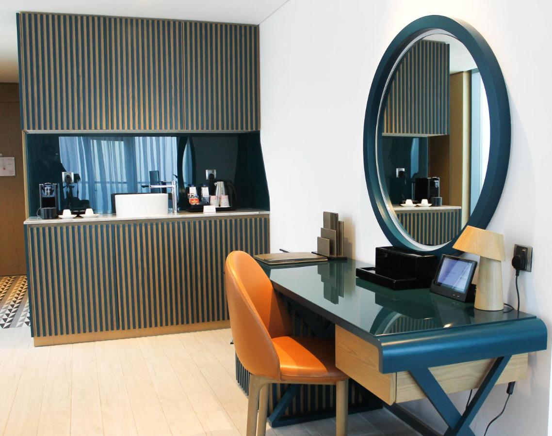C Central Hotel And Resort The Palm Dubaï Extérieur photo A room at the hotel