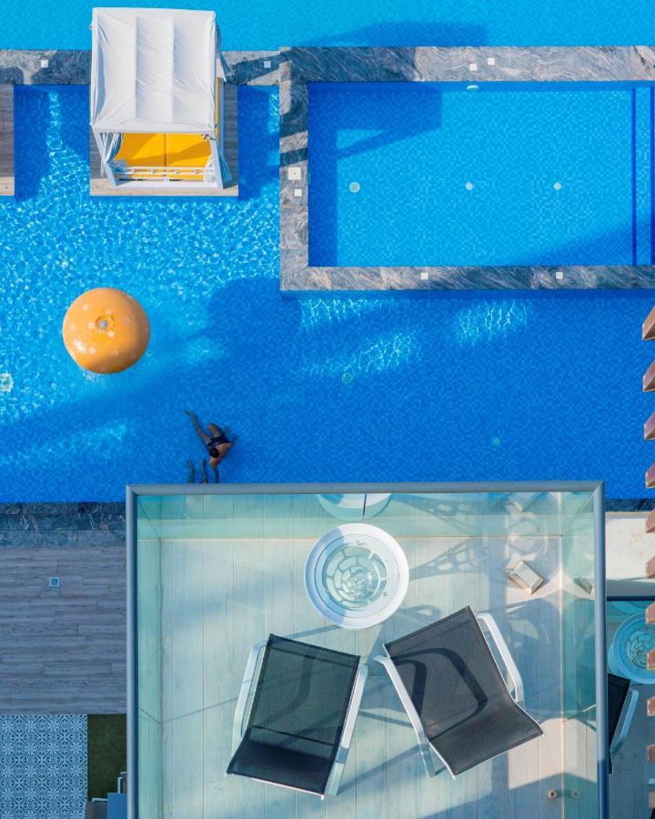 C Central Hotel And Resort The Palm Dubaï Extérieur photo Swimming pool