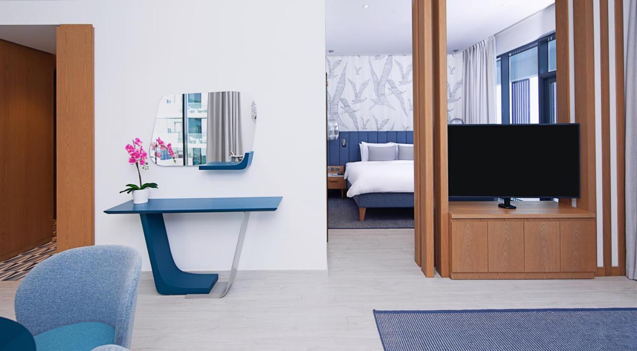 C Central Hotel And Resort The Palm Dubaï Extérieur photo The hotel's interior