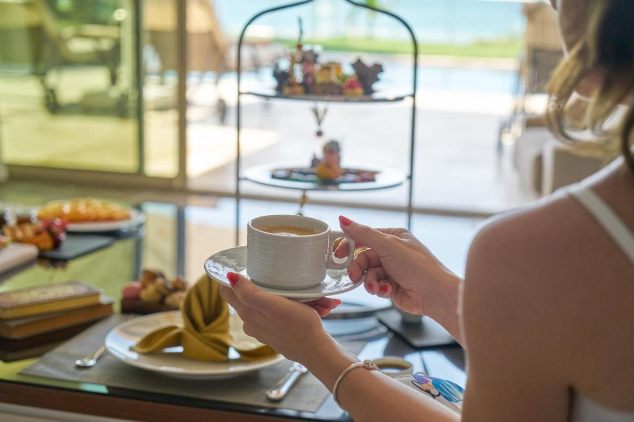 C Central Hotel And Resort The Palm Dubaï Extérieur photo Afternoon tea at the resort