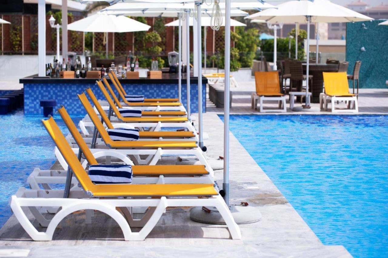C Central Hotel And Resort The Palm Dubaï Extérieur photo The pool at the hotel